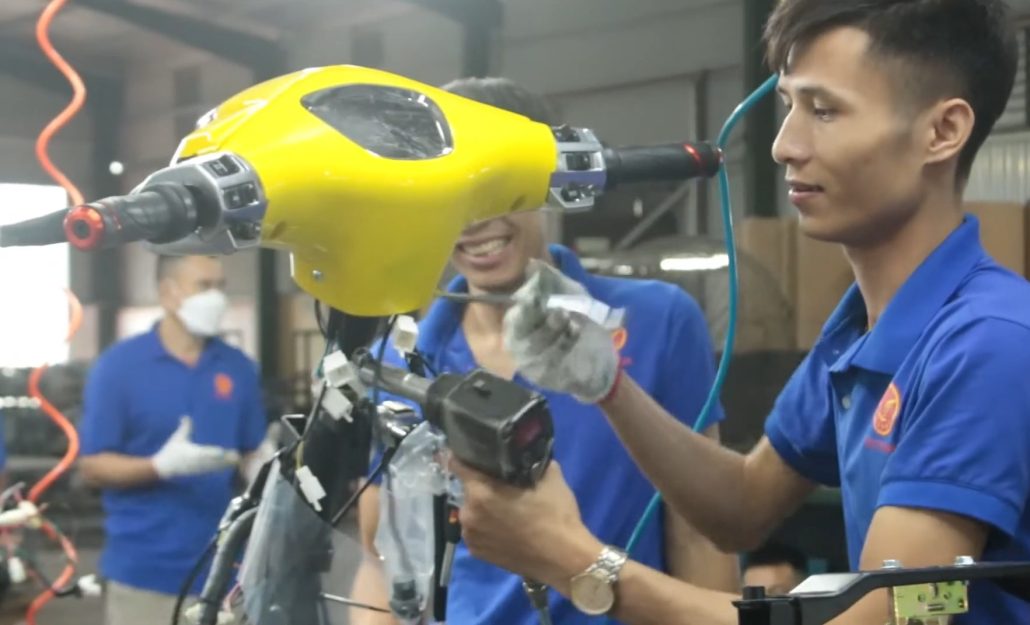 Các công nhân công ty tiến hành sản xuất