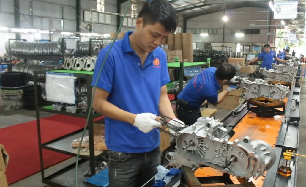 Các công nhân hoàn thiện động cơ xe